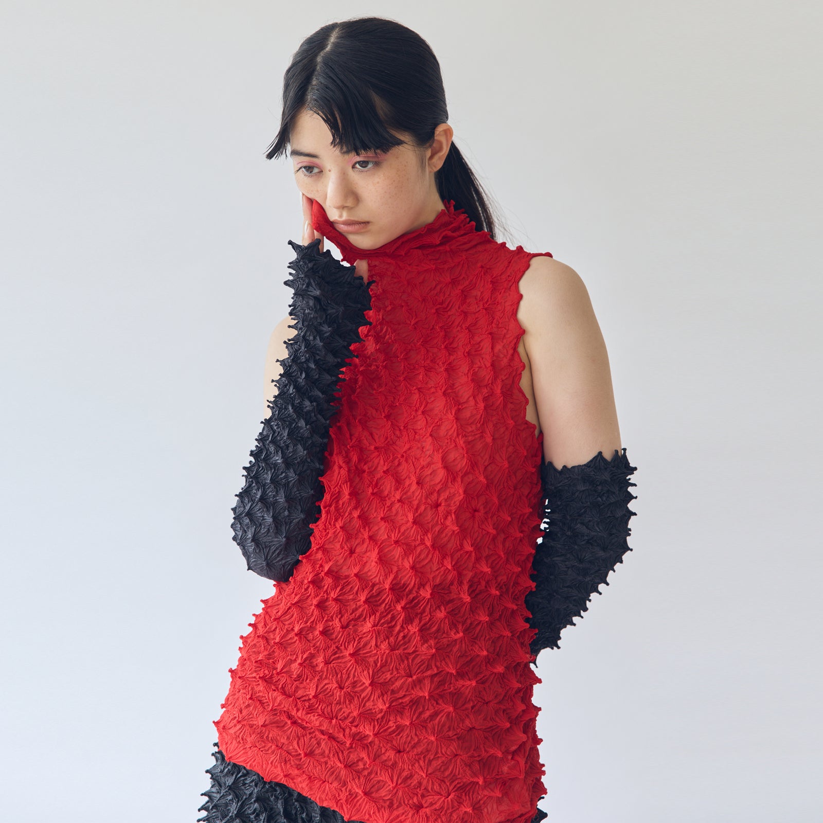 Spiky Shibori Sleeveless Turtleneck Top - Solid Color