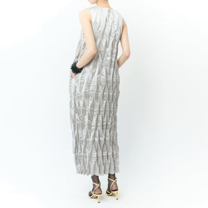 アコーディオンプリーツのスリーブレスドレス 無地