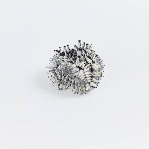 小さなツンツンの幅広ネックレス