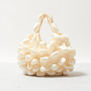 大きなぽんぽんのバッグ サテン