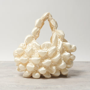 大きなぽんぽんのバッグ サテン