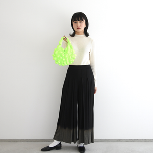 大きなぽんぽんのバッグ サテン